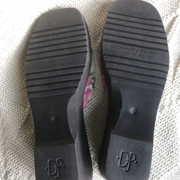 Donald J. Pliner 8.5N Beach Flip Flops - Picture 4 of 5